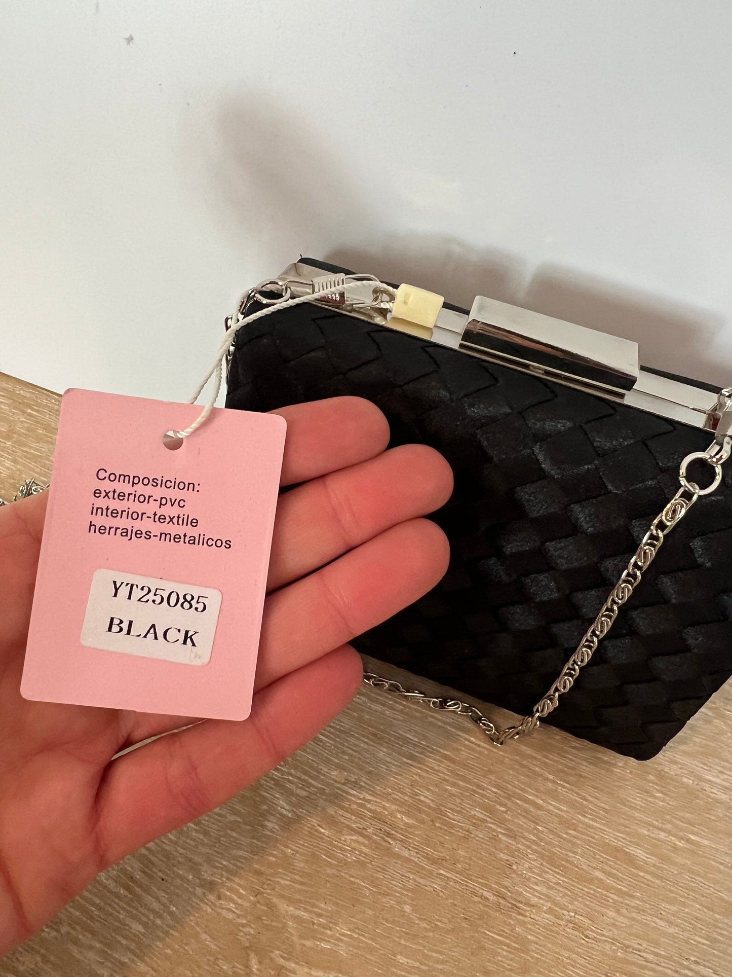 OTRAS. bolso mini negro trenzado