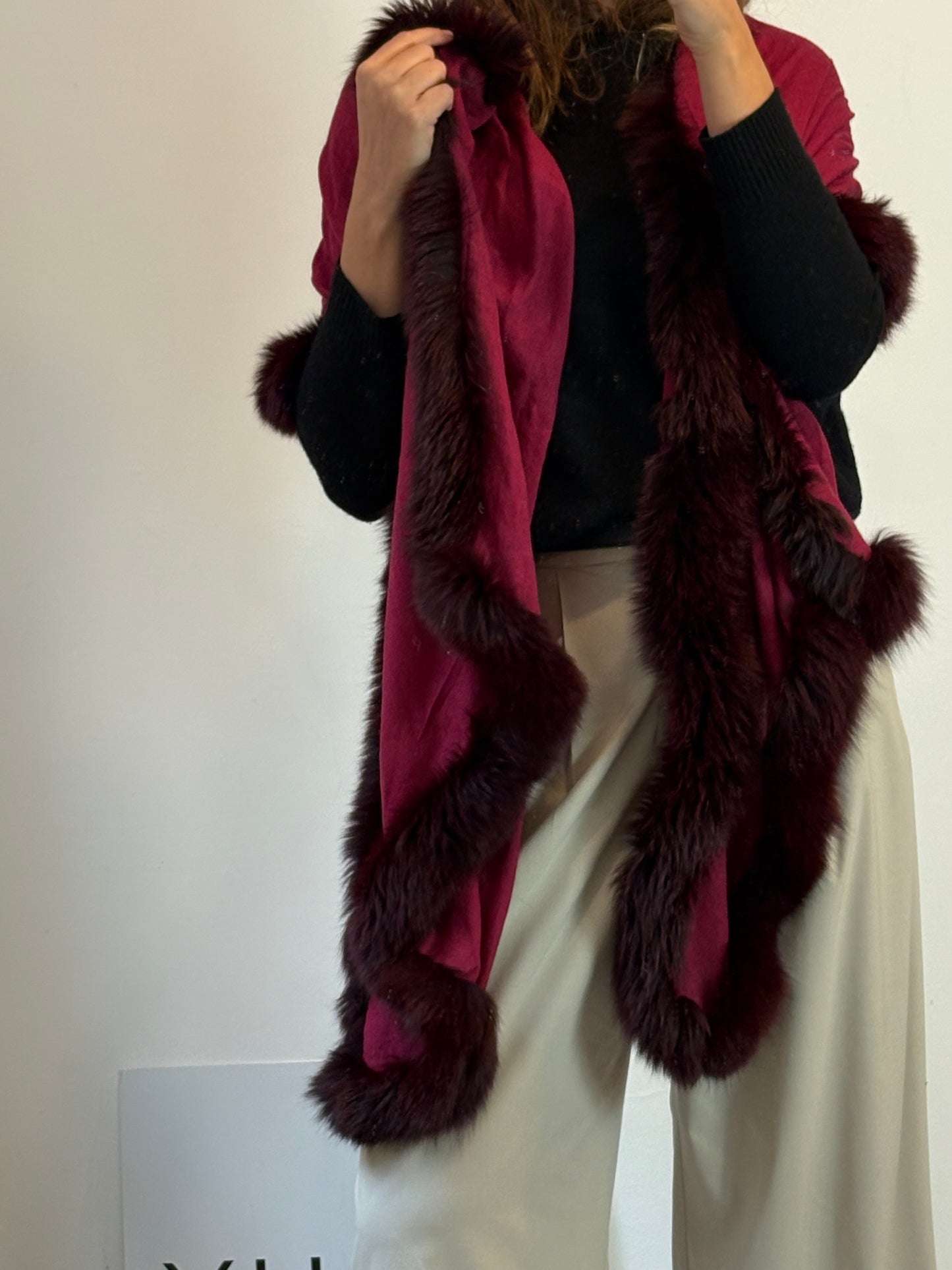 OTRAS. Bufanda burdeos con pelo