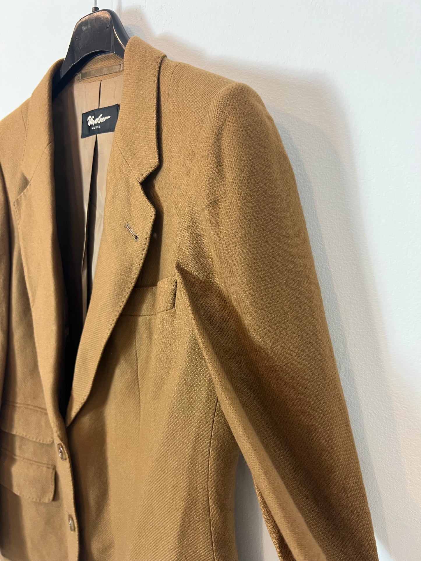 WINDSOR. Blazer cashmere camel detqlle cuello