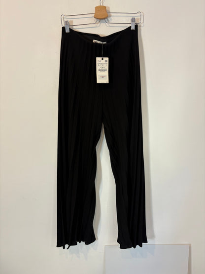 ZARA. Pantalón plisado negro fluido