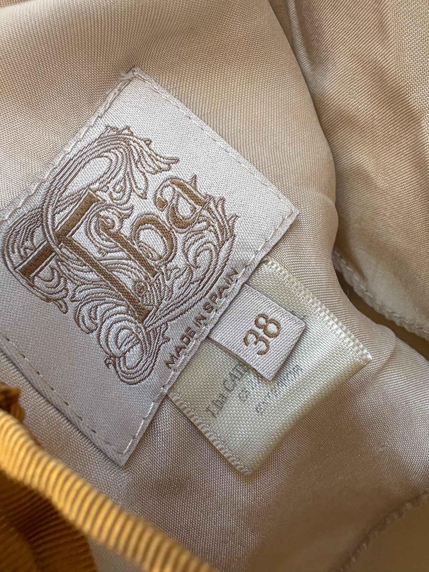 TBA. Vestido beige detalles