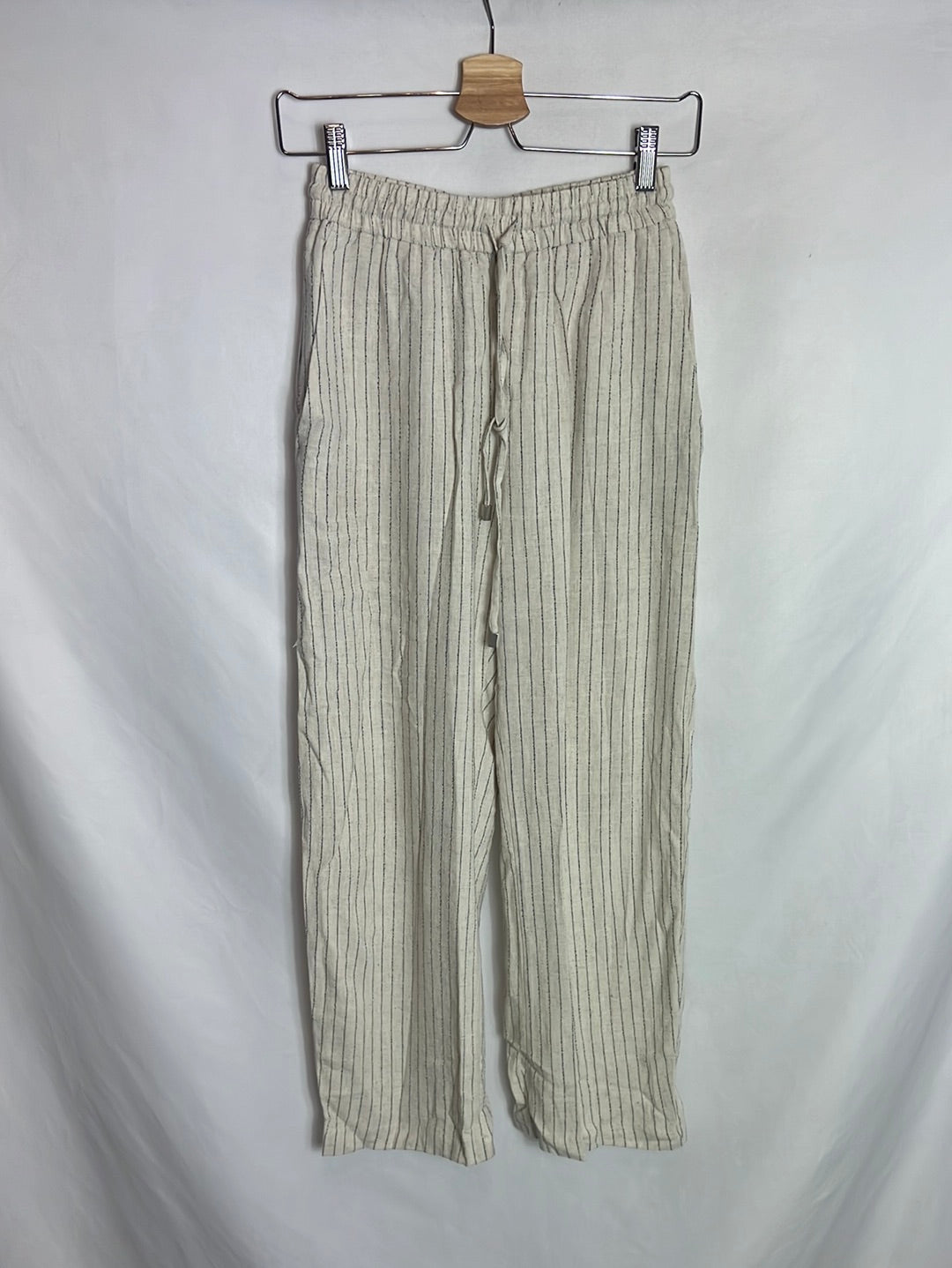 ZARA. Pantalón textura fluido rayas. T XS