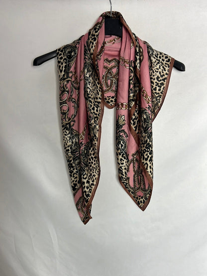 OTRAS. Pañuelo rosa cadenas