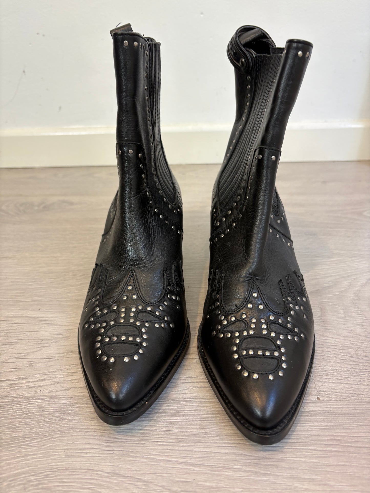 PEPE JEANS. Botines negros tachas