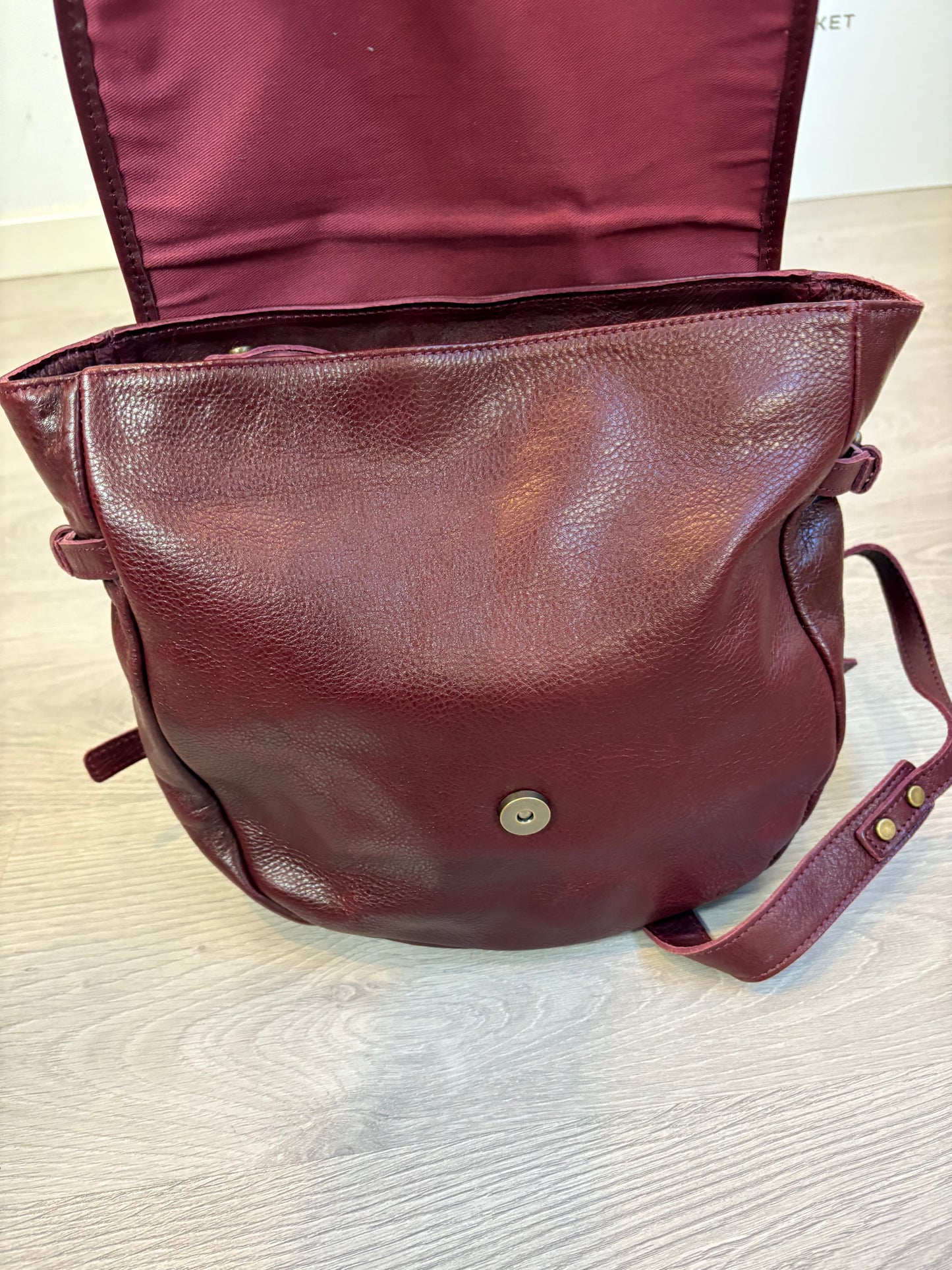 MICUIR. Mochila tachas burdeos