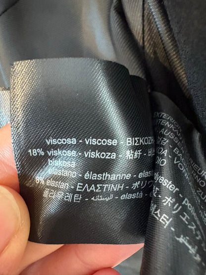 ZARA. Chaqueta negra detalle botones y hombreras