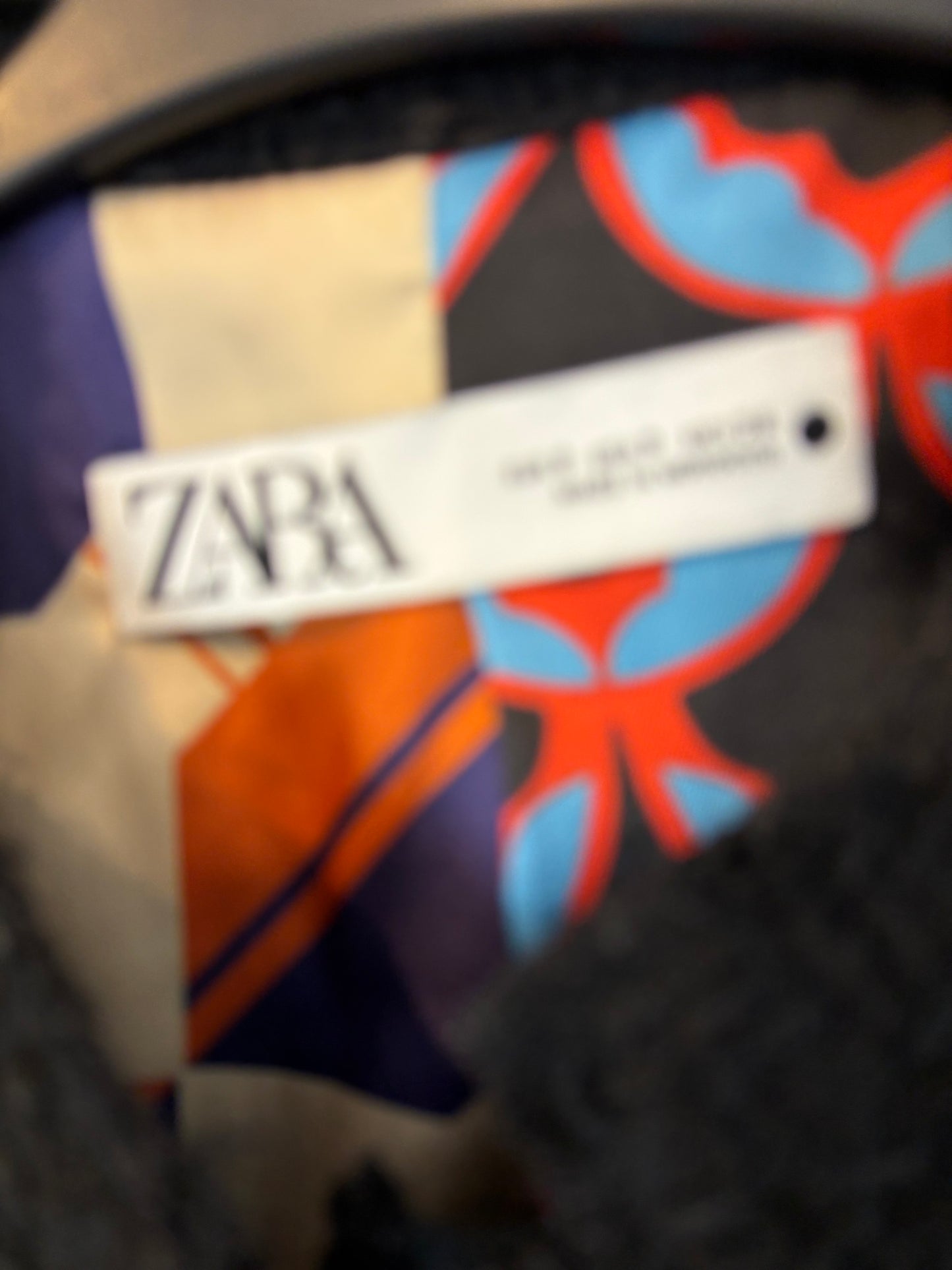 ZARA. Chaqueta negra tweed botones dorados