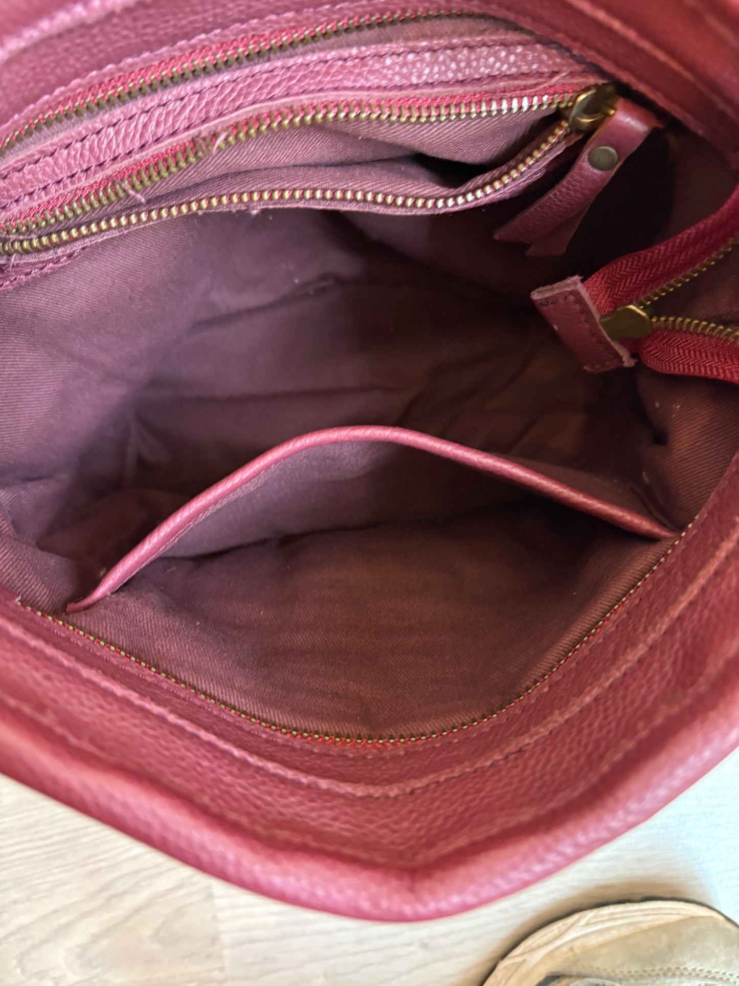 MICUIR. Bolso piel trenzada burdeos