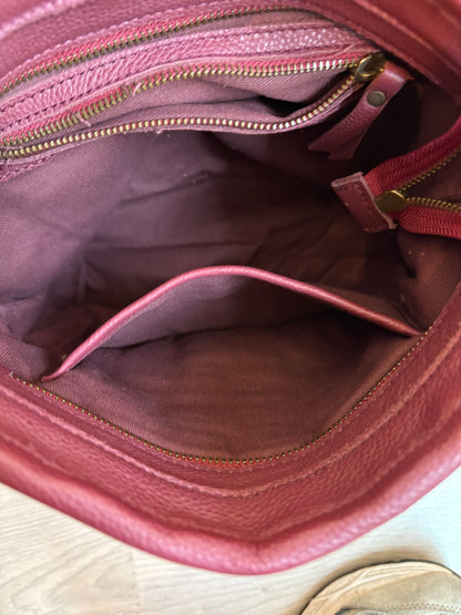 MICUIR. Bolso piel trenzada burdeos