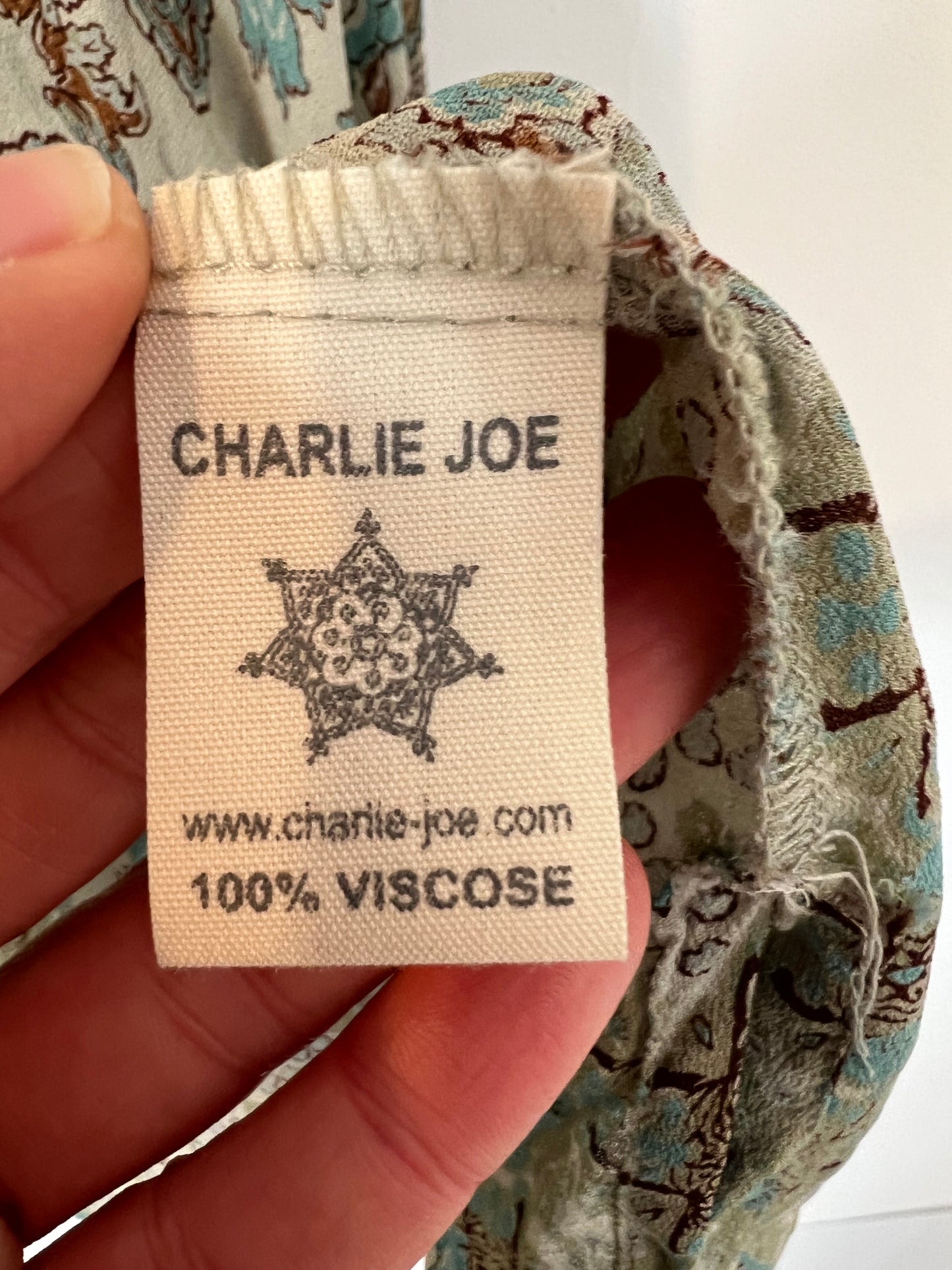 CHARLIE JOE. Blusa estampada tonos verdes. T S