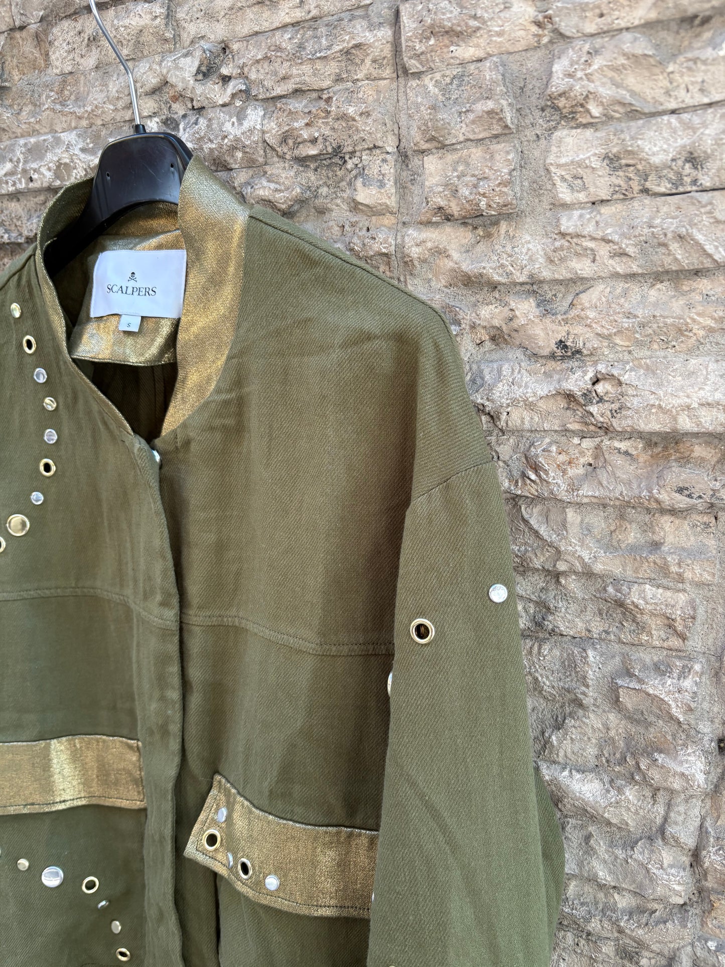 SCALPERS. Conjunto verde tachas. T S