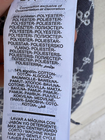 INTROPIA. Blusa azul bordada. T S