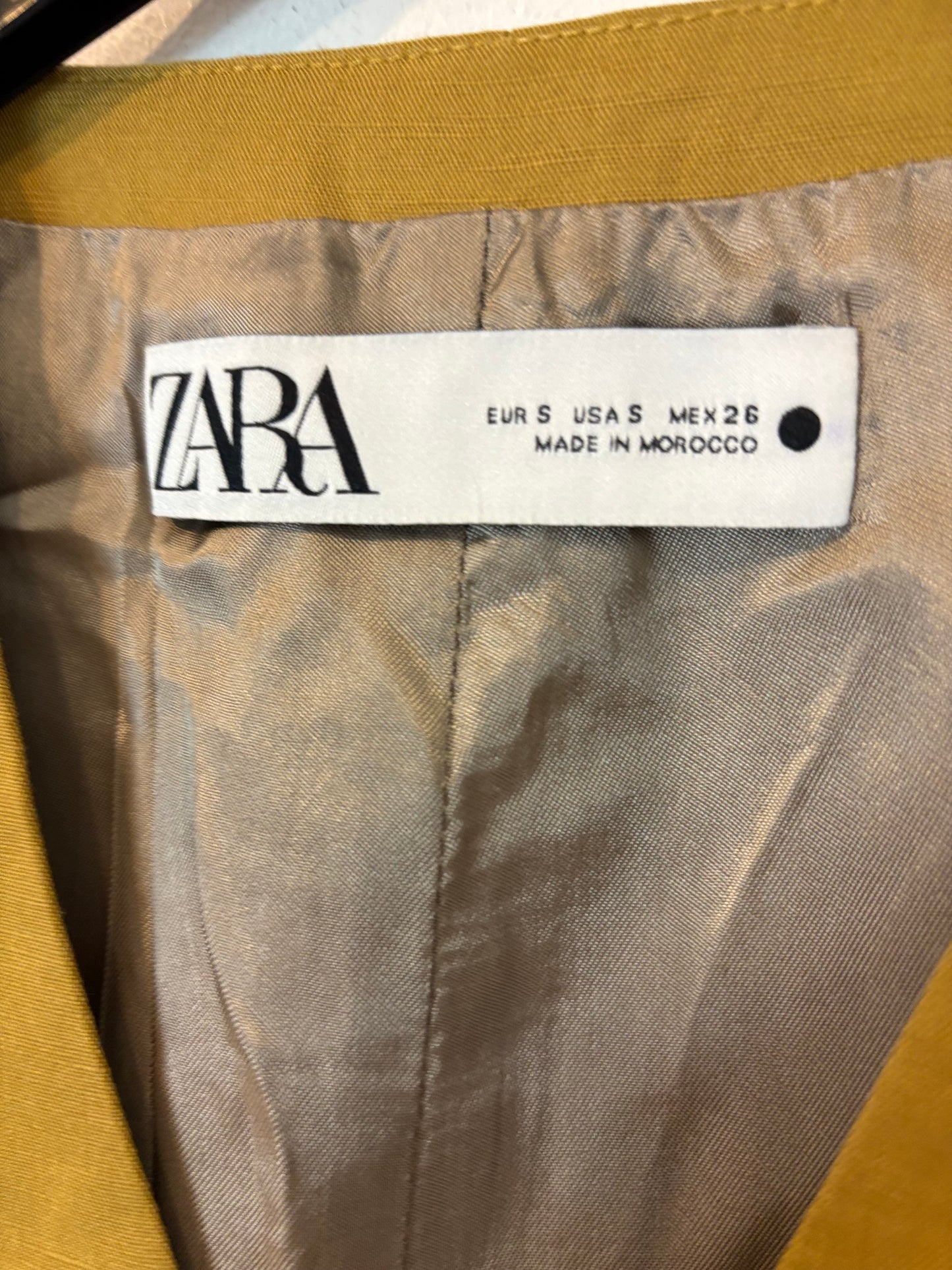 ZARA. Khaki buttoned vest Ts