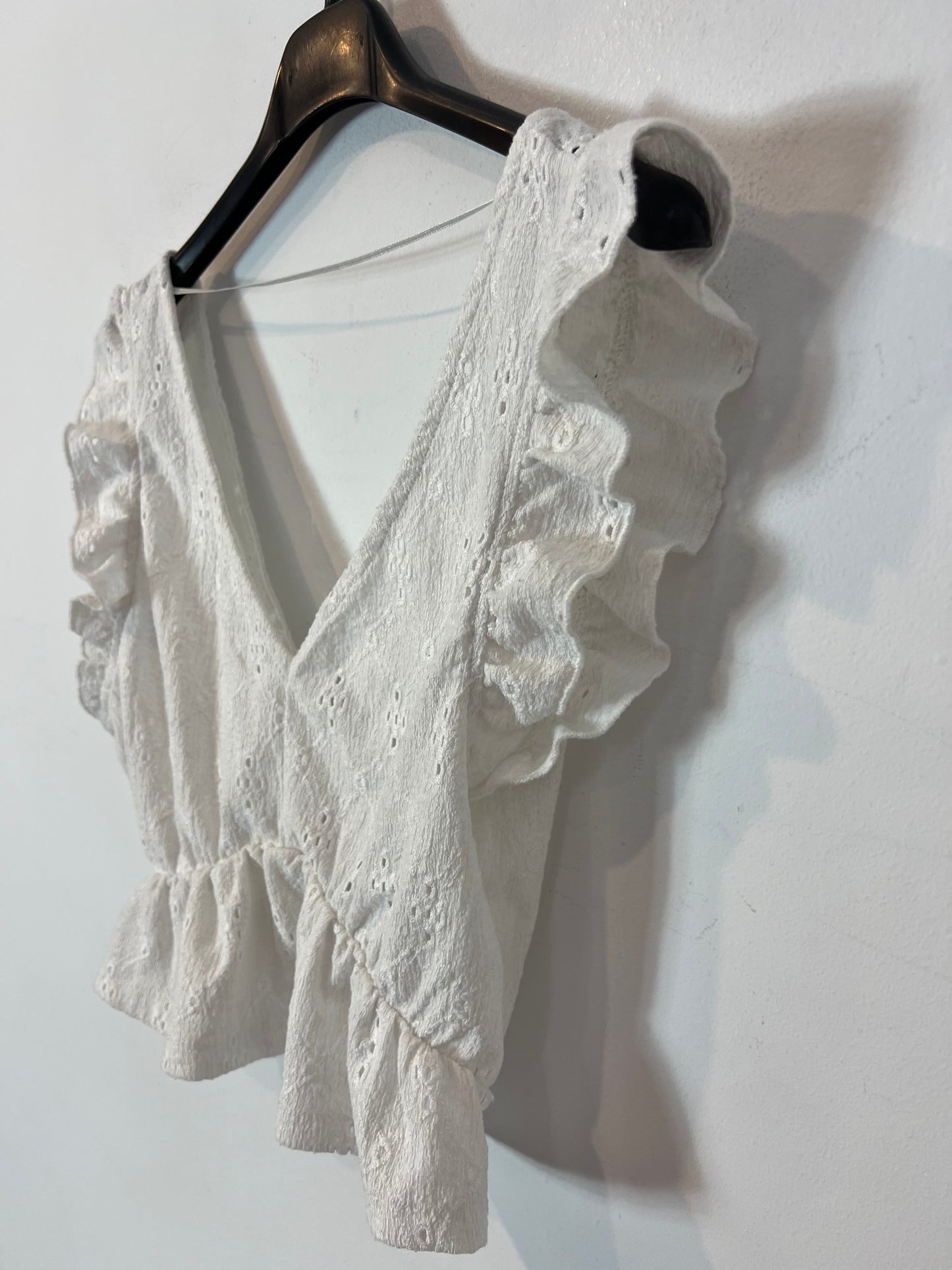 PULL&BEAR. Top blanco troquelado  T.s