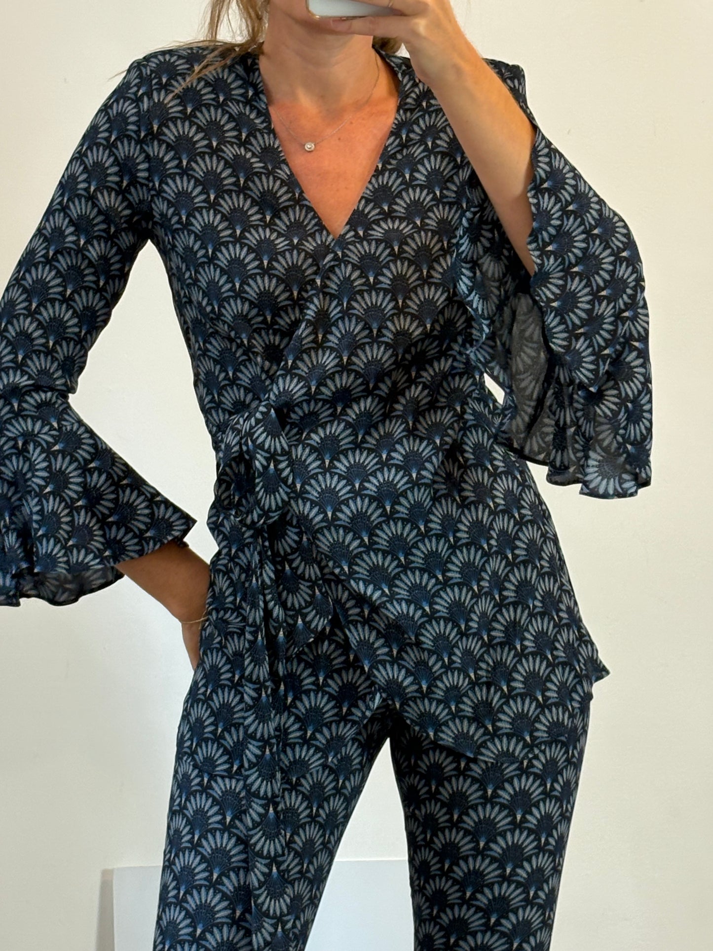 LADY PIPA. Total look azul estampado