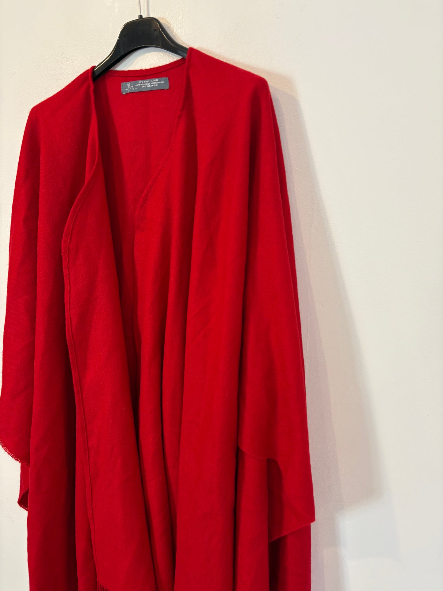 OTRAS. Capa roja baby alpaca