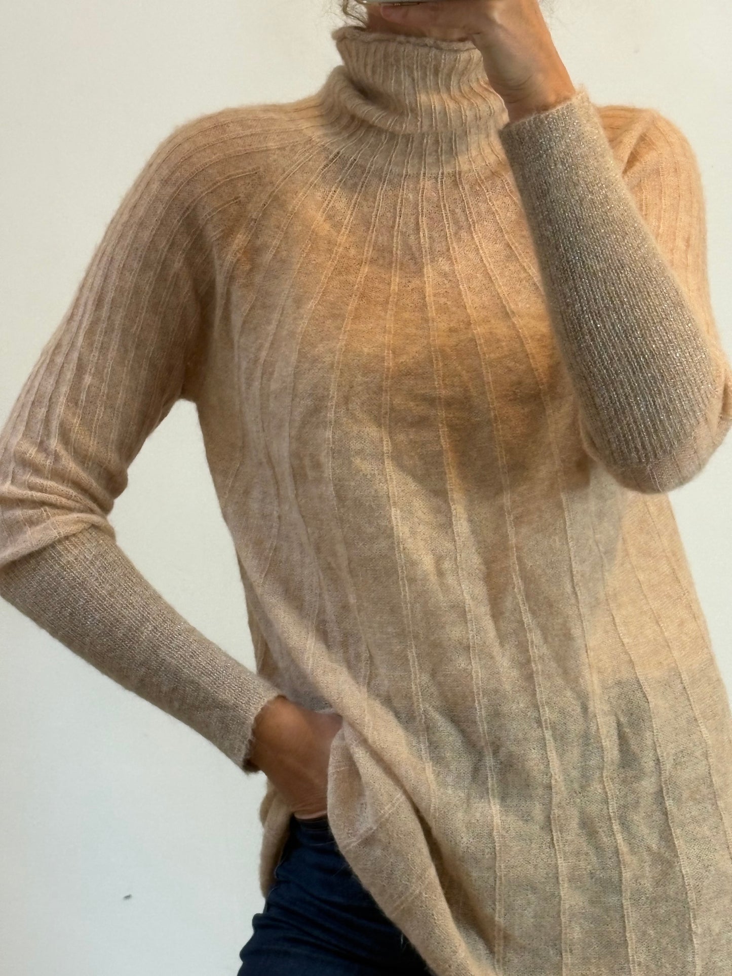 IS COMING. Jersey alpaca beige detalle puños