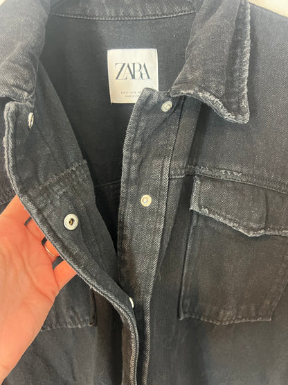 ZARA. Chaqueta denim negra. T S