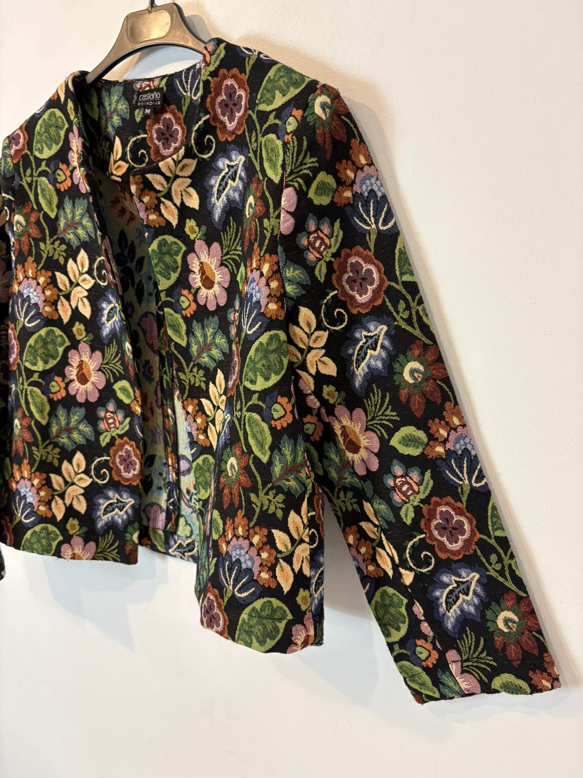 CASTAÑO DE INDIAS. Chaqueta estampado tapiz