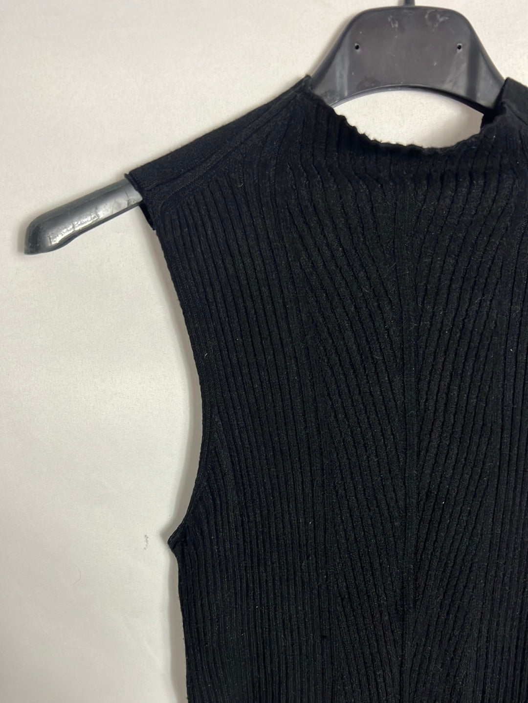 ZARA. Top canalé negro. TS