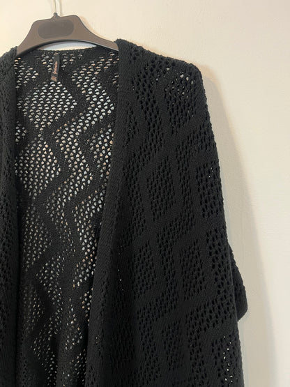 STRADIVARIUS. Cárdigan negro troquelado T.m