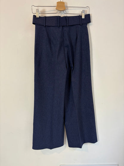 AC by ALBA CONDE. Pantalón azul espiga botones