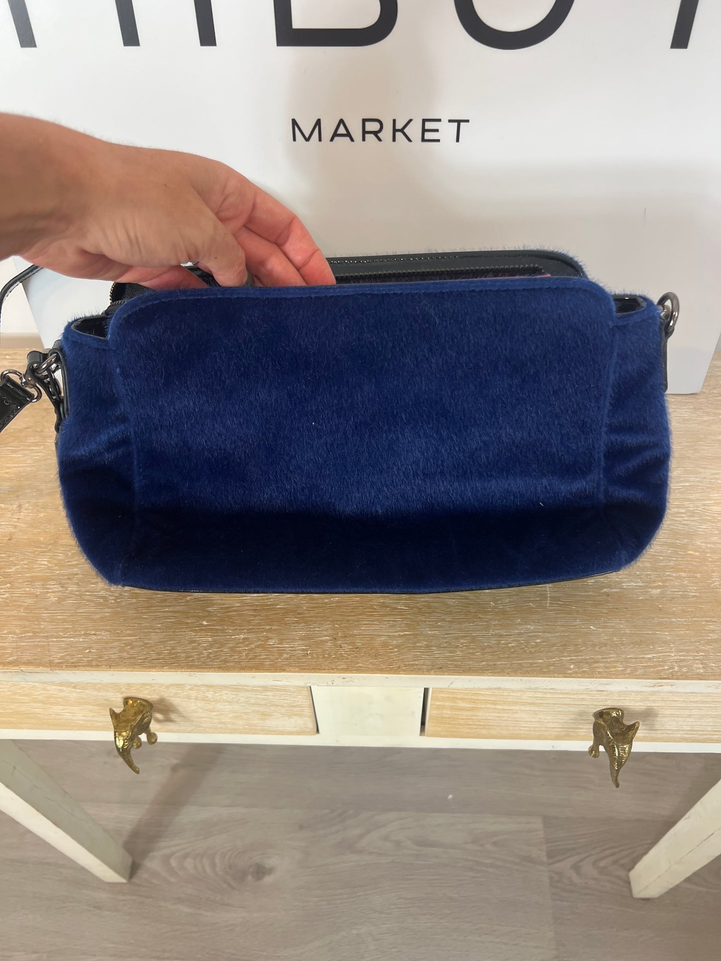 LOLA CASADEMUNT. Bolso azul terciopelo abalorios