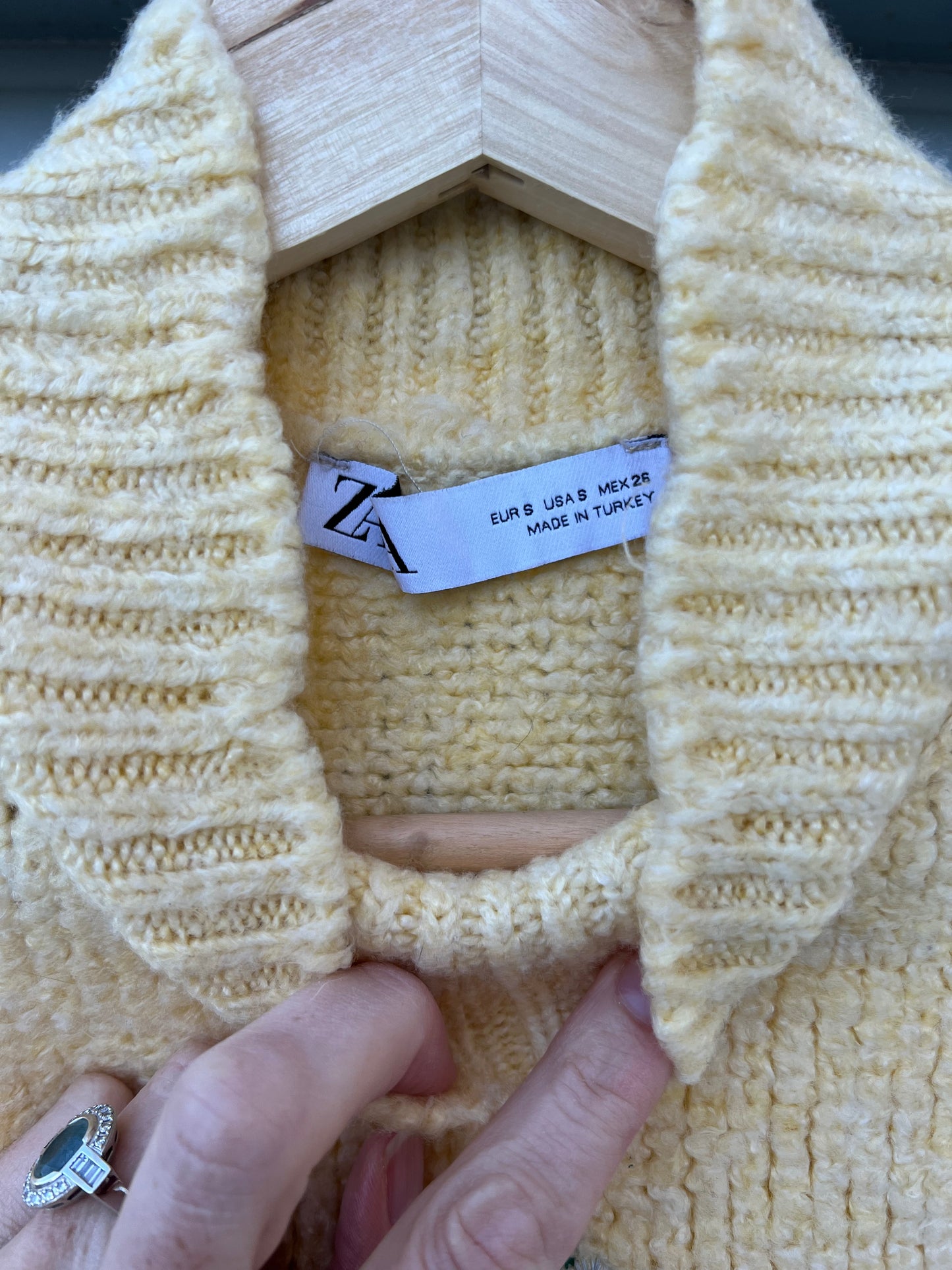 ZARA. Jersey sin mangas amarillo bordado