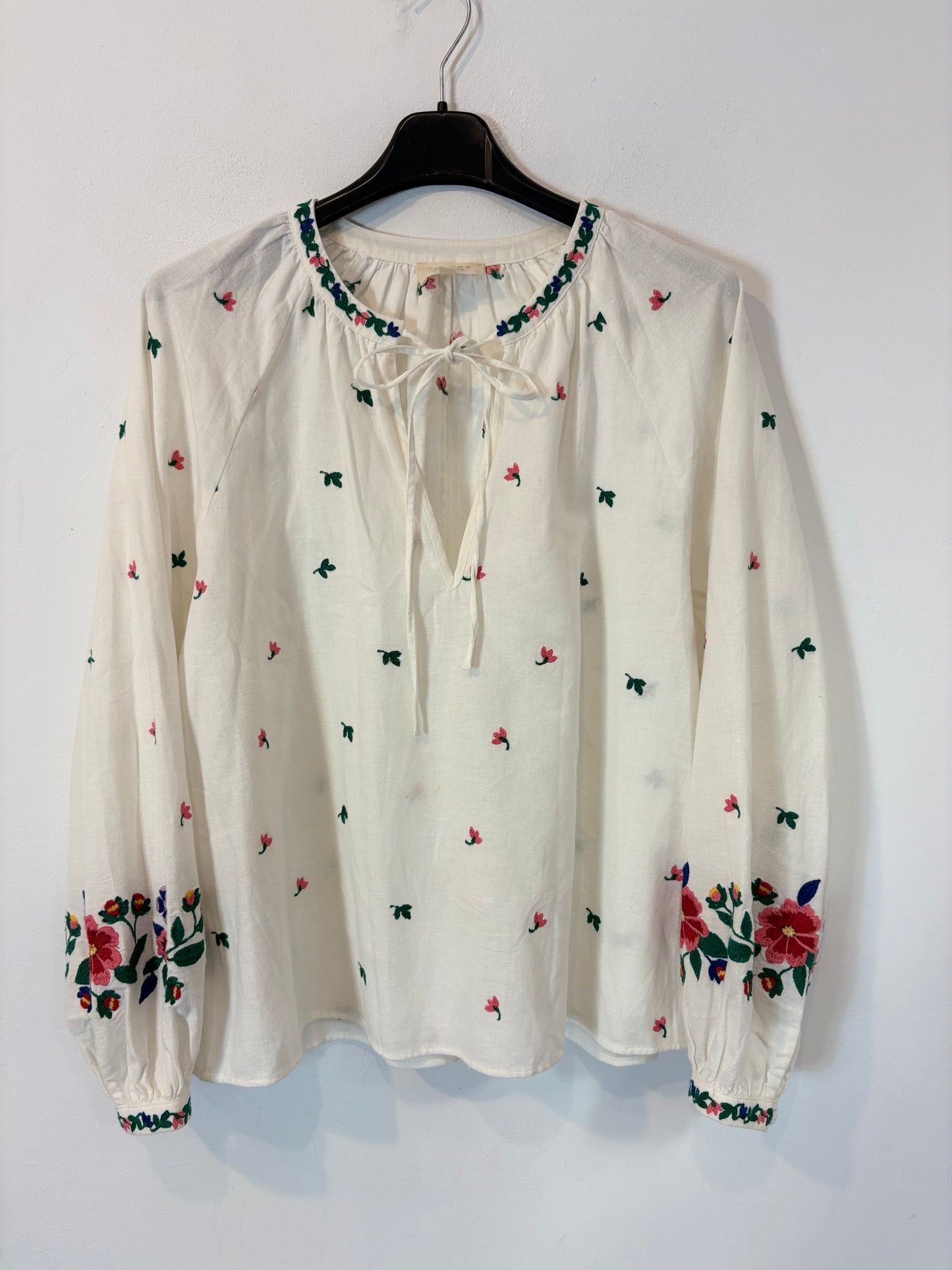 SÉZANE. Blusa blanca bordados