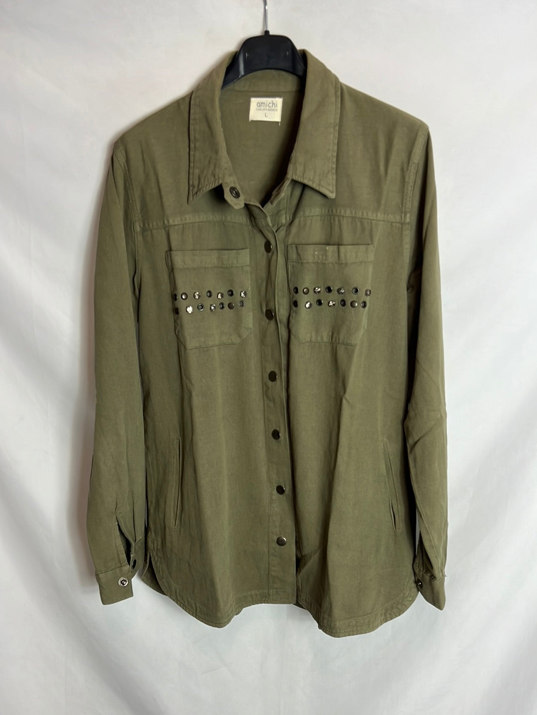 AMICHI. Sobre camisa verde detalle bolsillo. T L (Tara)