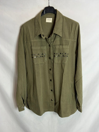 AMICHI. Sobre camisa verde detalle bolsillo. T L (Tara)