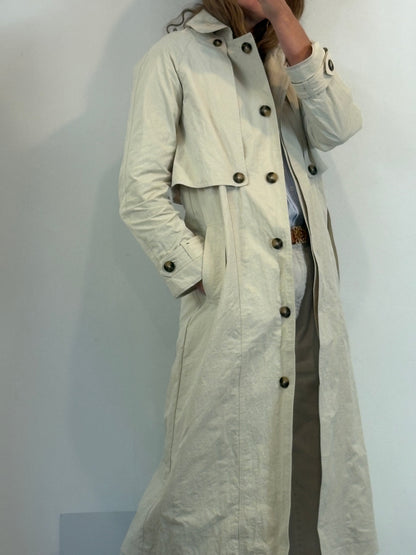 SCALPERS. Gabardina larga beige textura