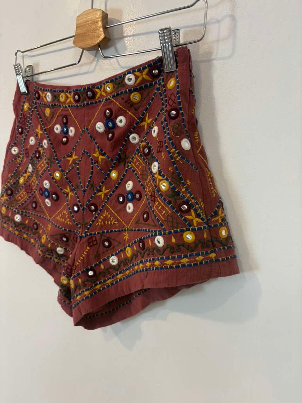 ZARA. Pantalón corto abalorios