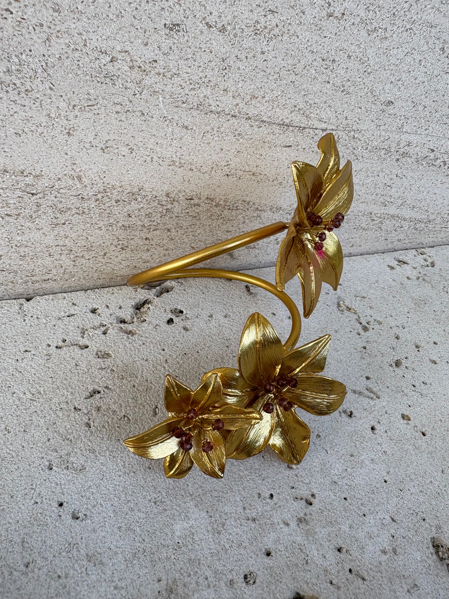 ZARA. Brazalete flores rigido