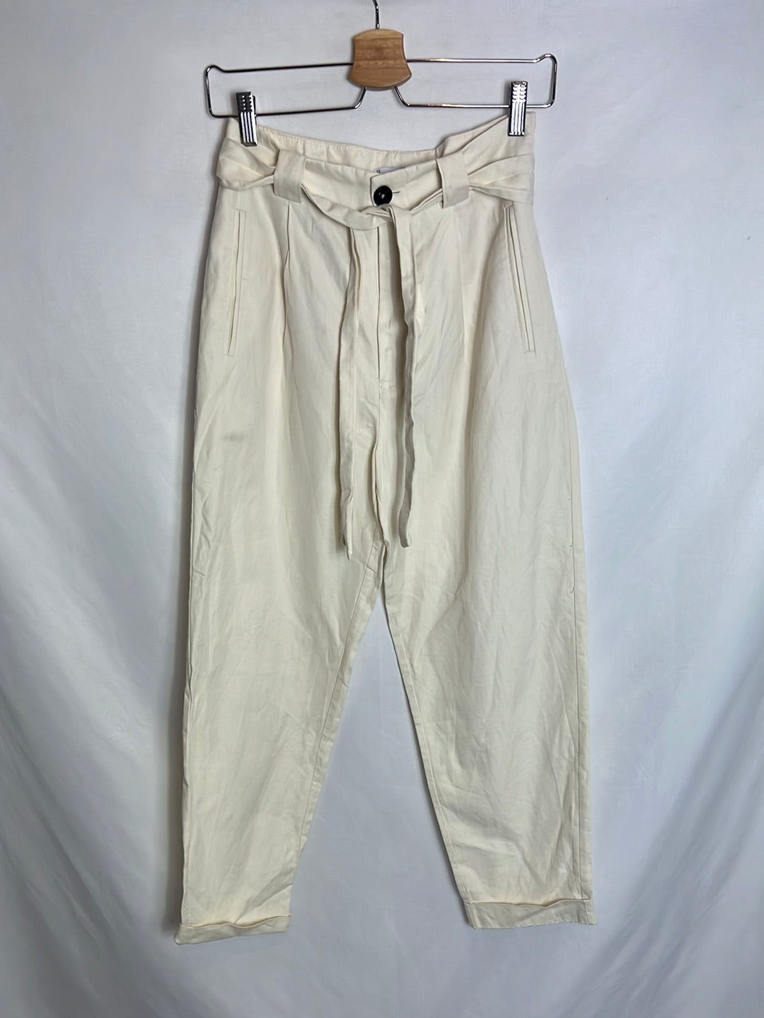MANGO. Ecru pleated trousers. Size 36