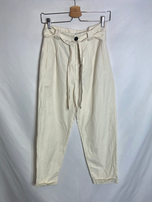 MANGO. Pantalón color crudo pinzas. T 36