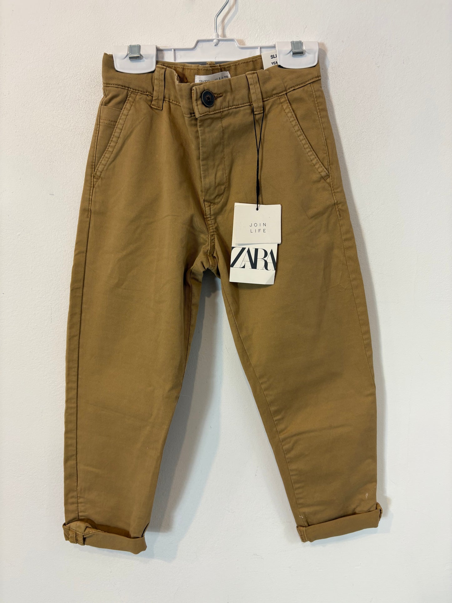 ZARA. Pantalón chino camel niños. T 6 años