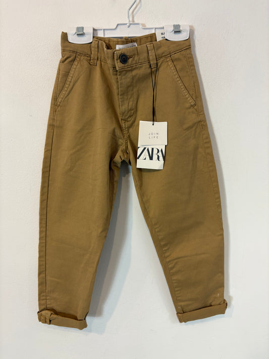 ZARA. Pantalón chino camel niños. T 6 años