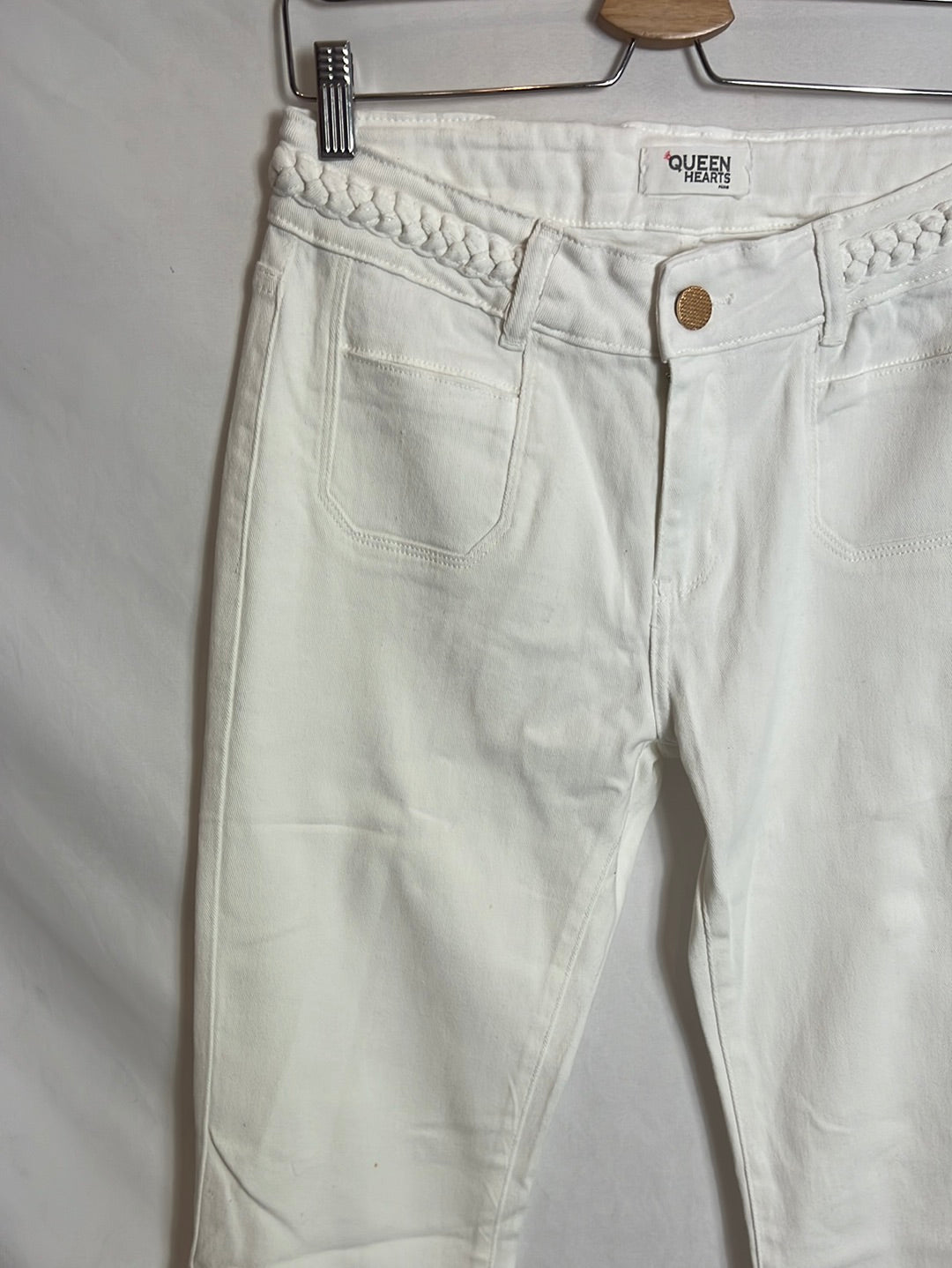 QUEEN HEARTS. Pantalón denim blanco ligeramente acampanado. T XL