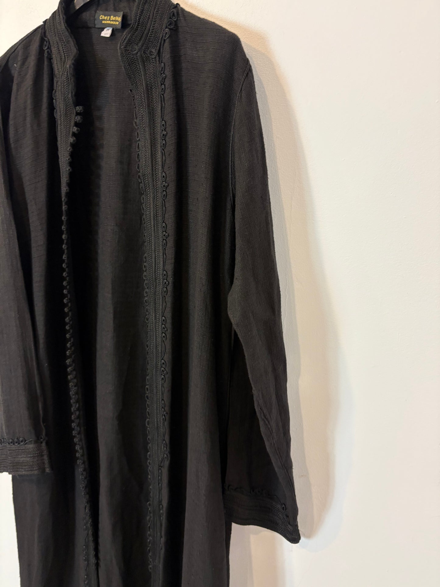 CHEZ BELHAJ. Chaqueta larga/chilaba negra