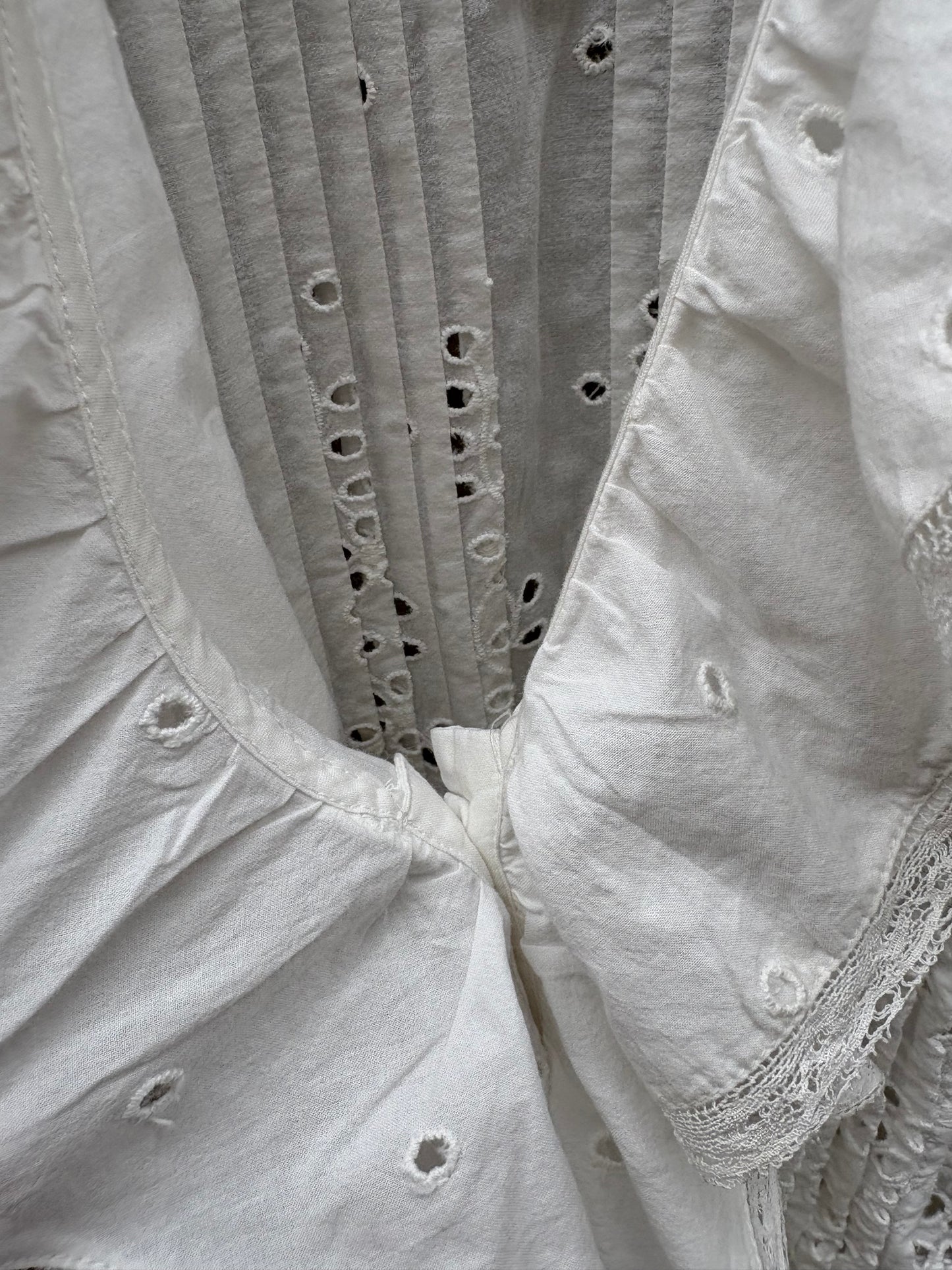 GERARD DAREL STUDIO. Vestido largo blanco troquelado