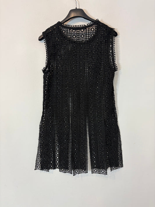 ZARA. Top negro troquelado aberturas