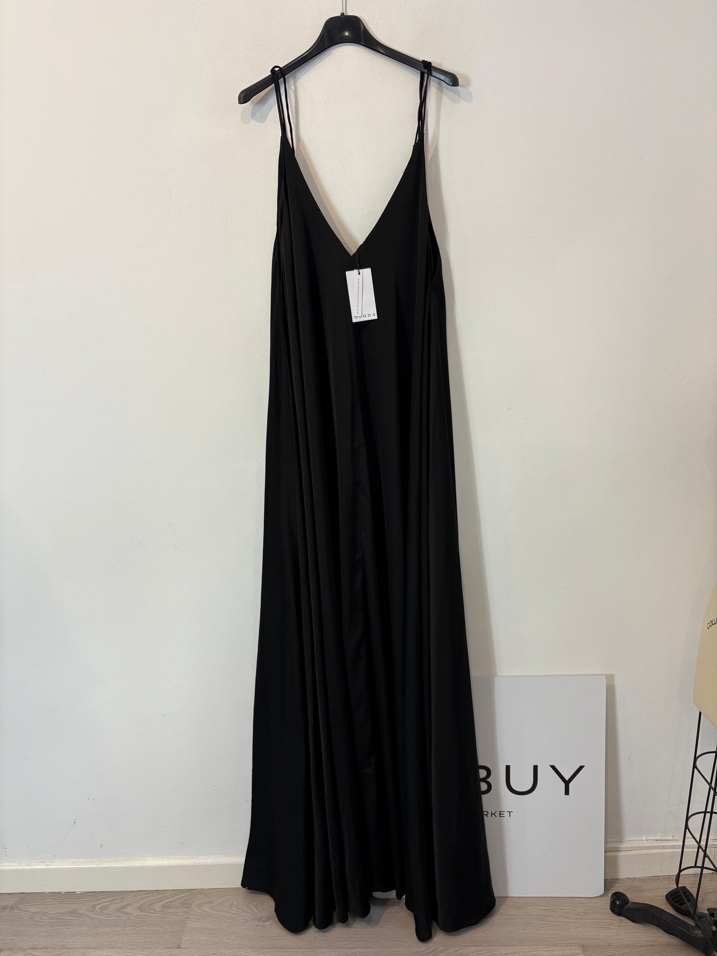 BRUNA. Vestido largo negro vuelo