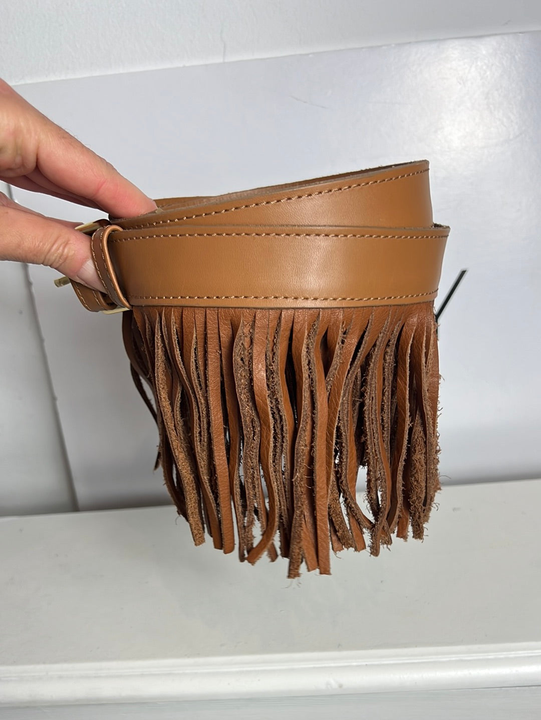 PRISCILA WELTER. Cinturón camel flecos. T 90