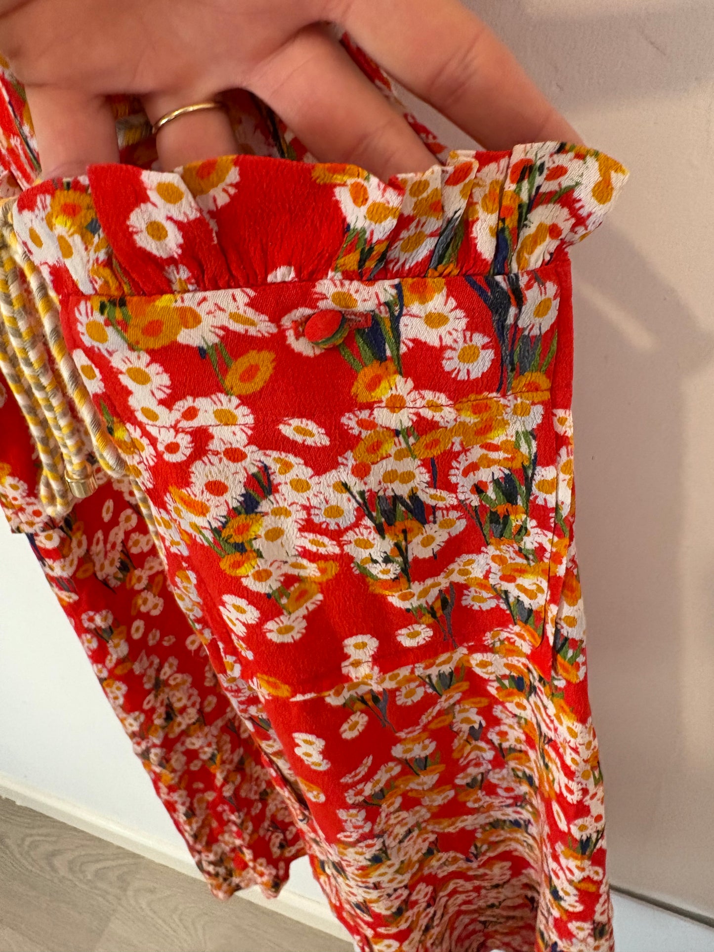 LA PETIT FRANCAISE. Vestido rojo fluido abotonado