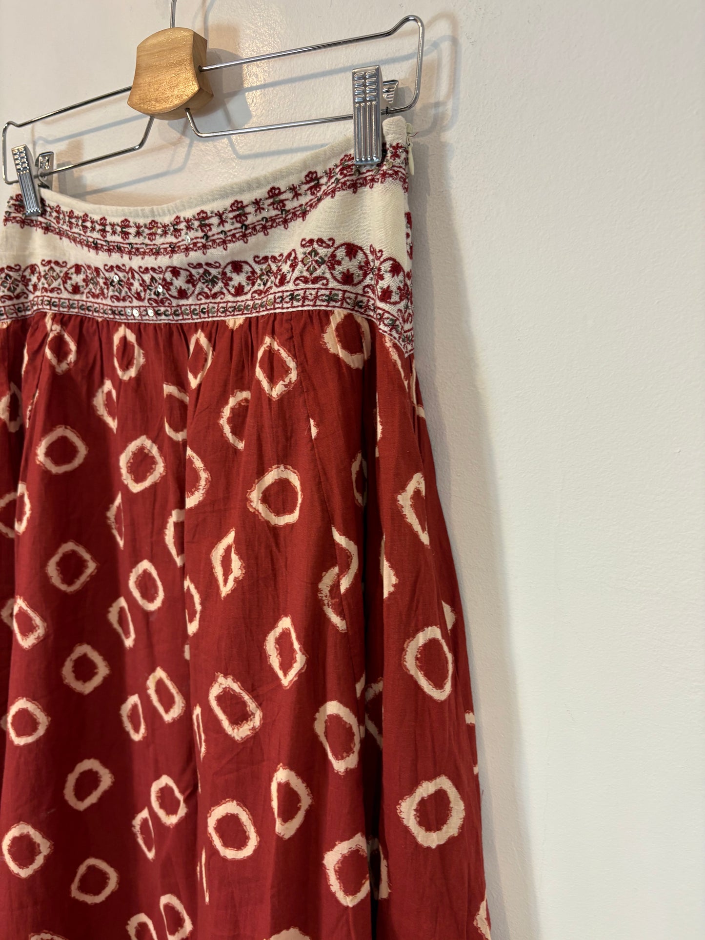 INTROPIA. Conjunto chaleco y falda detalles