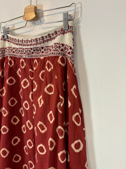 INTROPIA. Conjunto chaleco y falda detalles