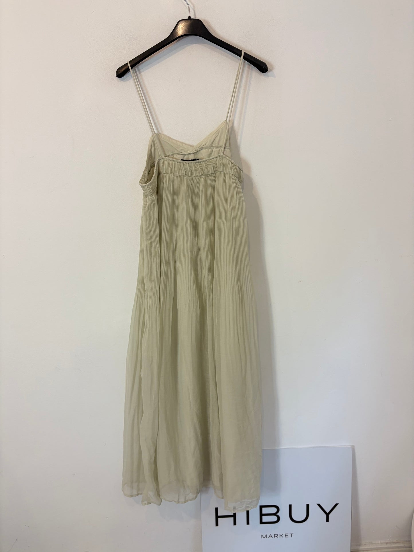 ZARA. Vestido midi verde claro vaporoso