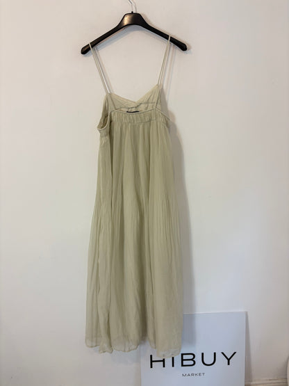 ZARA. Vestido midi verde claro vaporoso