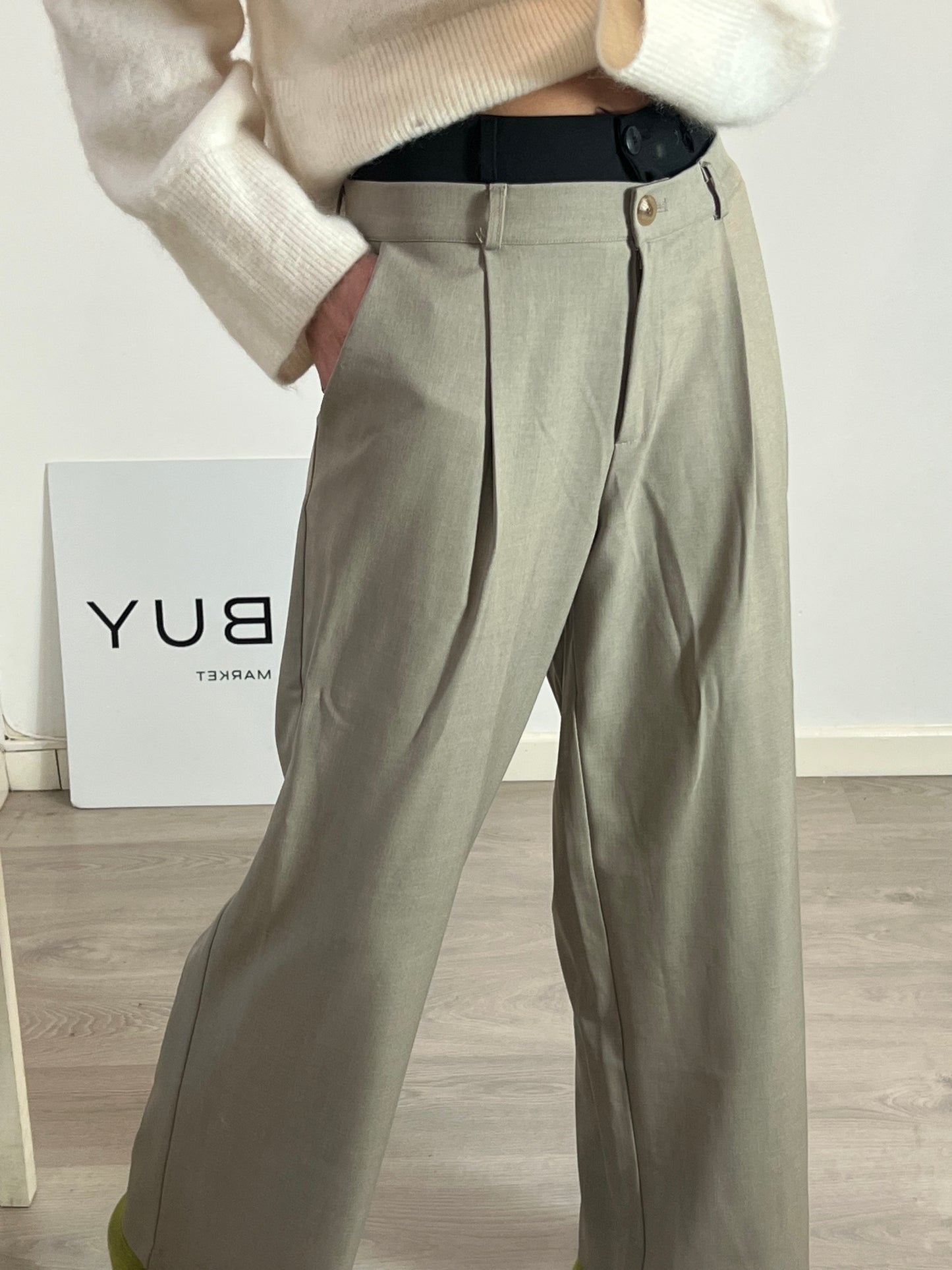 STOREST. Beige wide-leg trousers with a TM waist